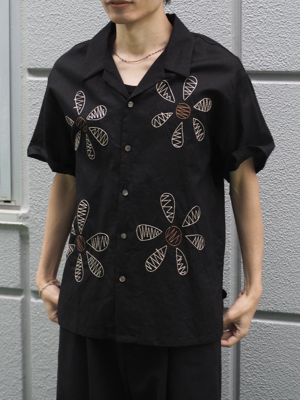 superNova. Aloha shirt - Big flowers embroidery / Black