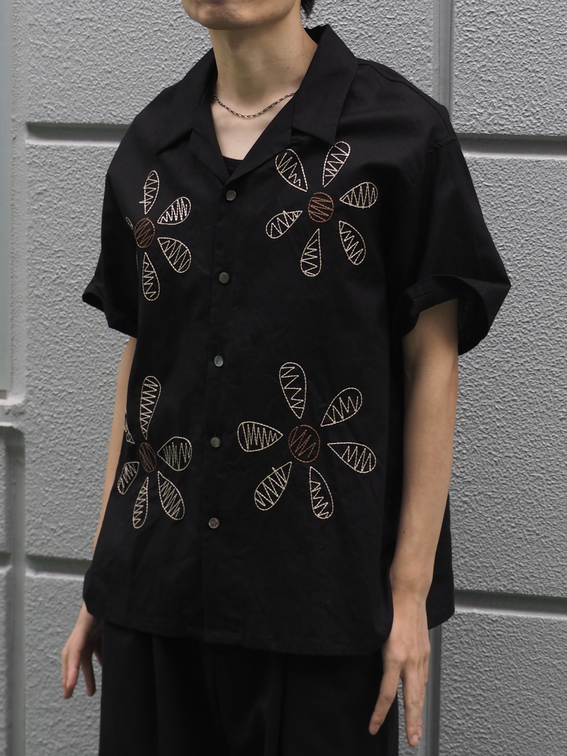 superNova. Aloha shirt - Big flowers embroidery / Black