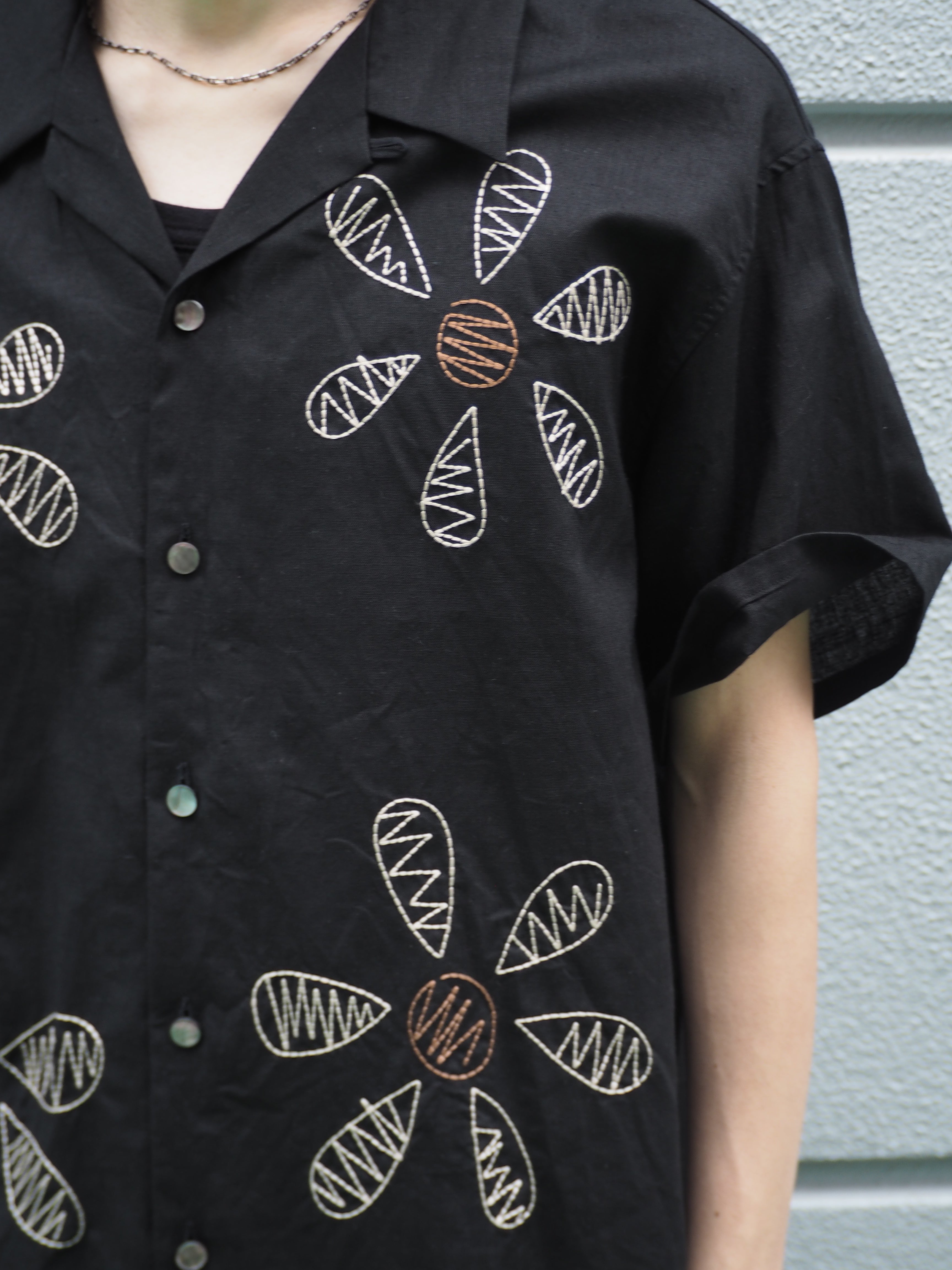 superNova. Aloha shirt - Big flowers embroidery / Black