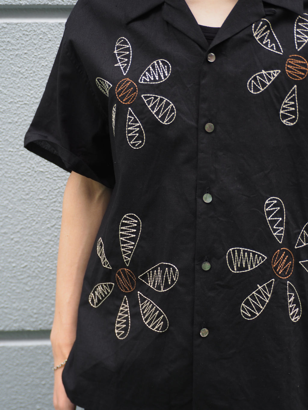 superNova. Aloha shirt - Big flowers embroidery / Black