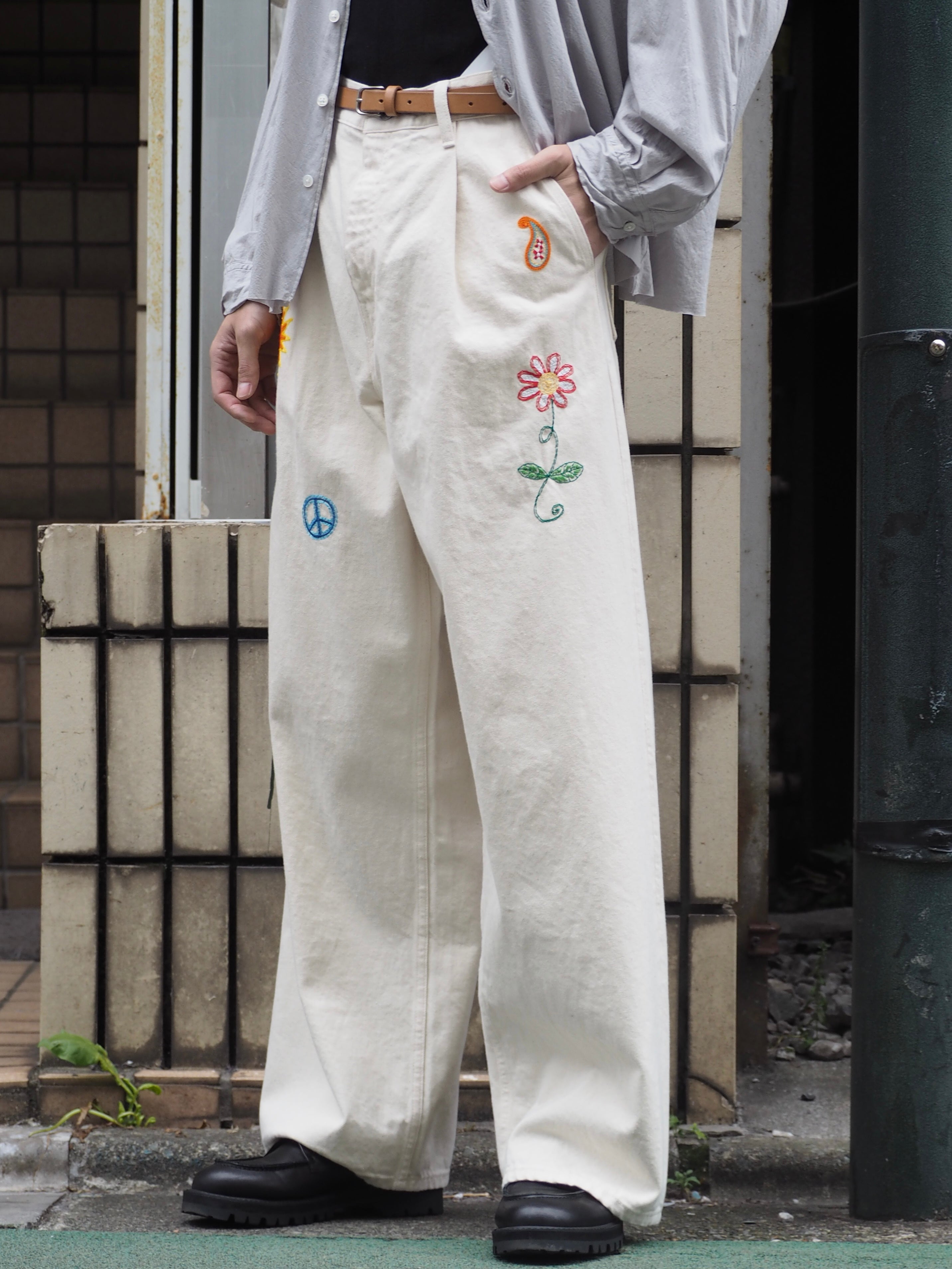 superNova. Embroidered wide selvedge jeans / Natural