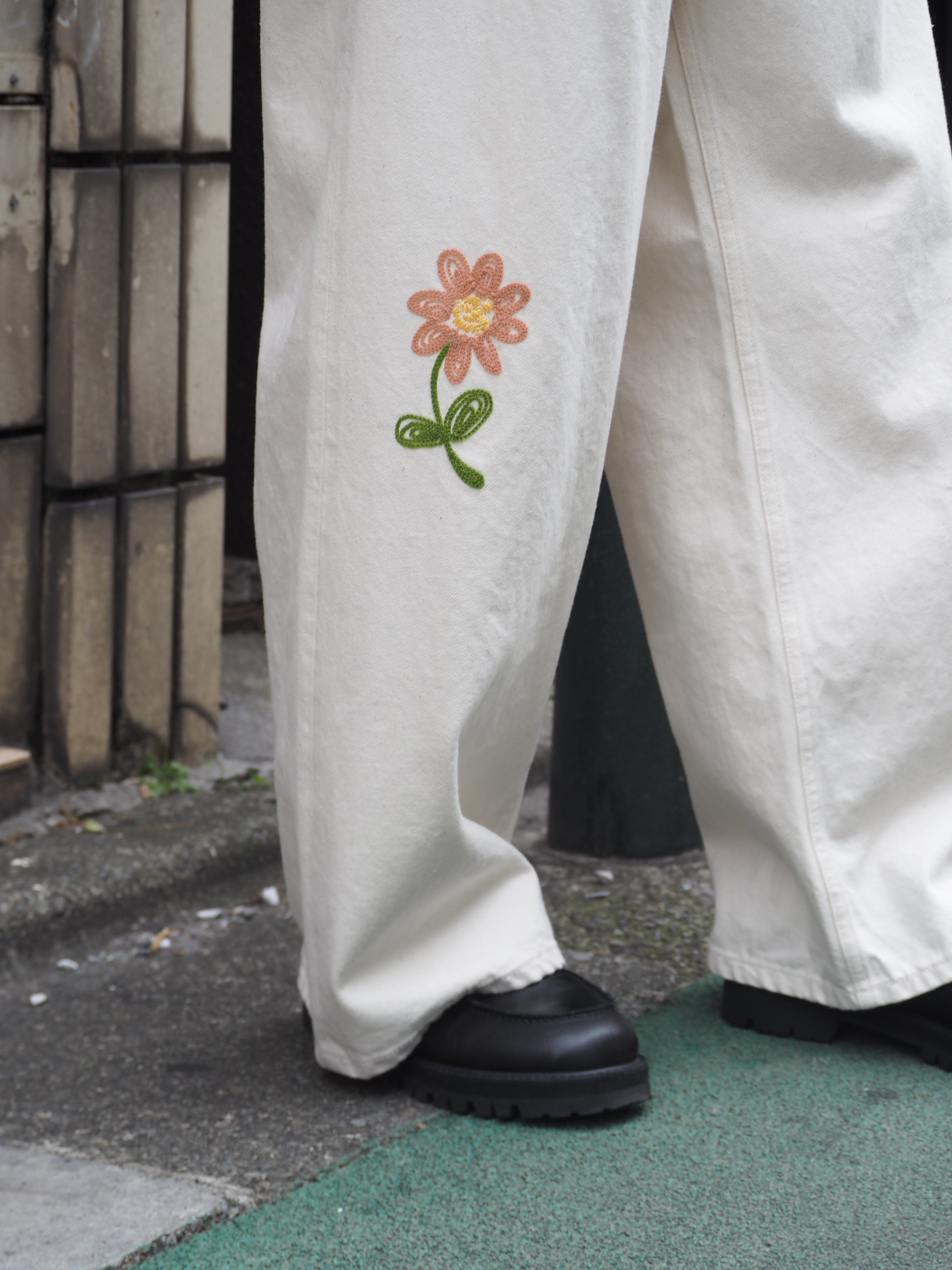 superNova. Embroidered wide selvedge jeans / Natural