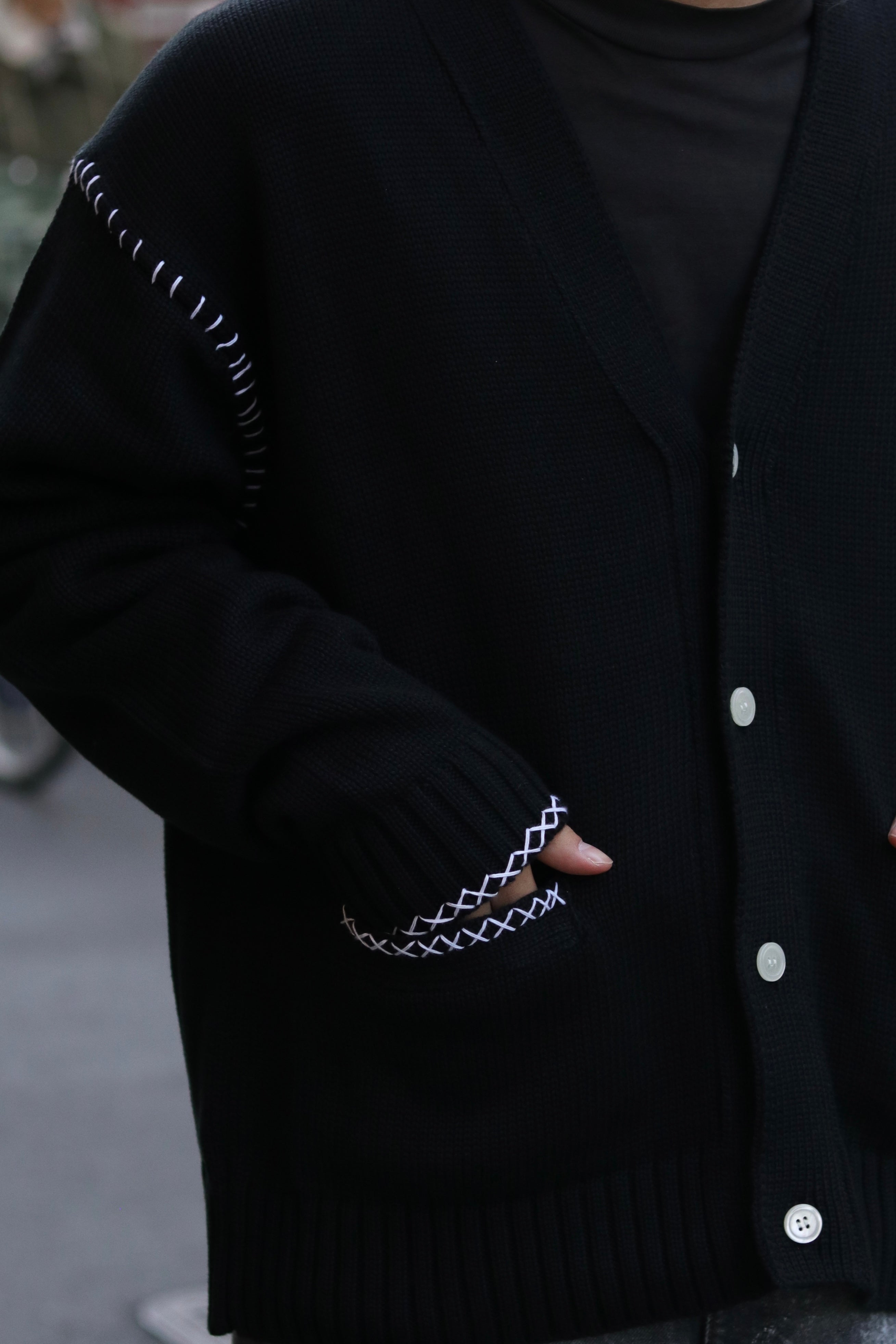 encode HAND-STITCHED KNIT CARDIGAN / Black